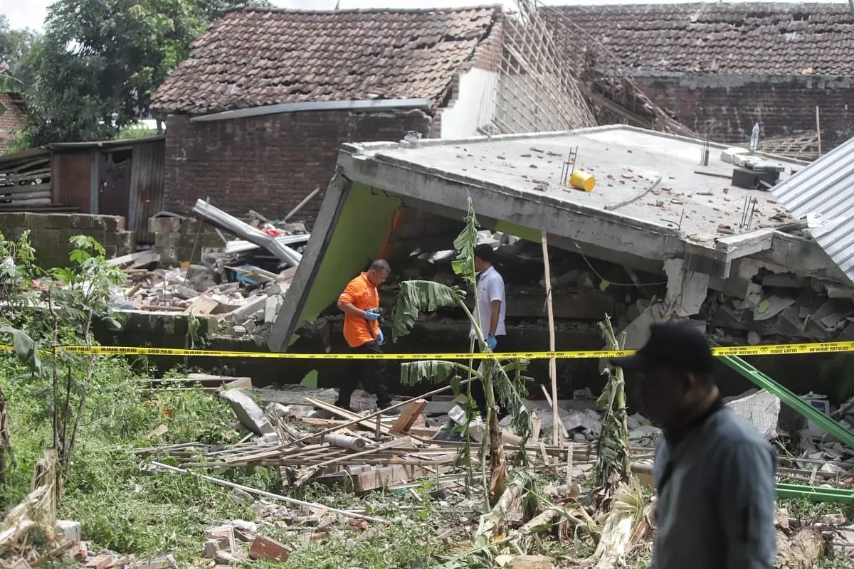 rumah meledak di Mojokerto pada Senin (13/1/25).