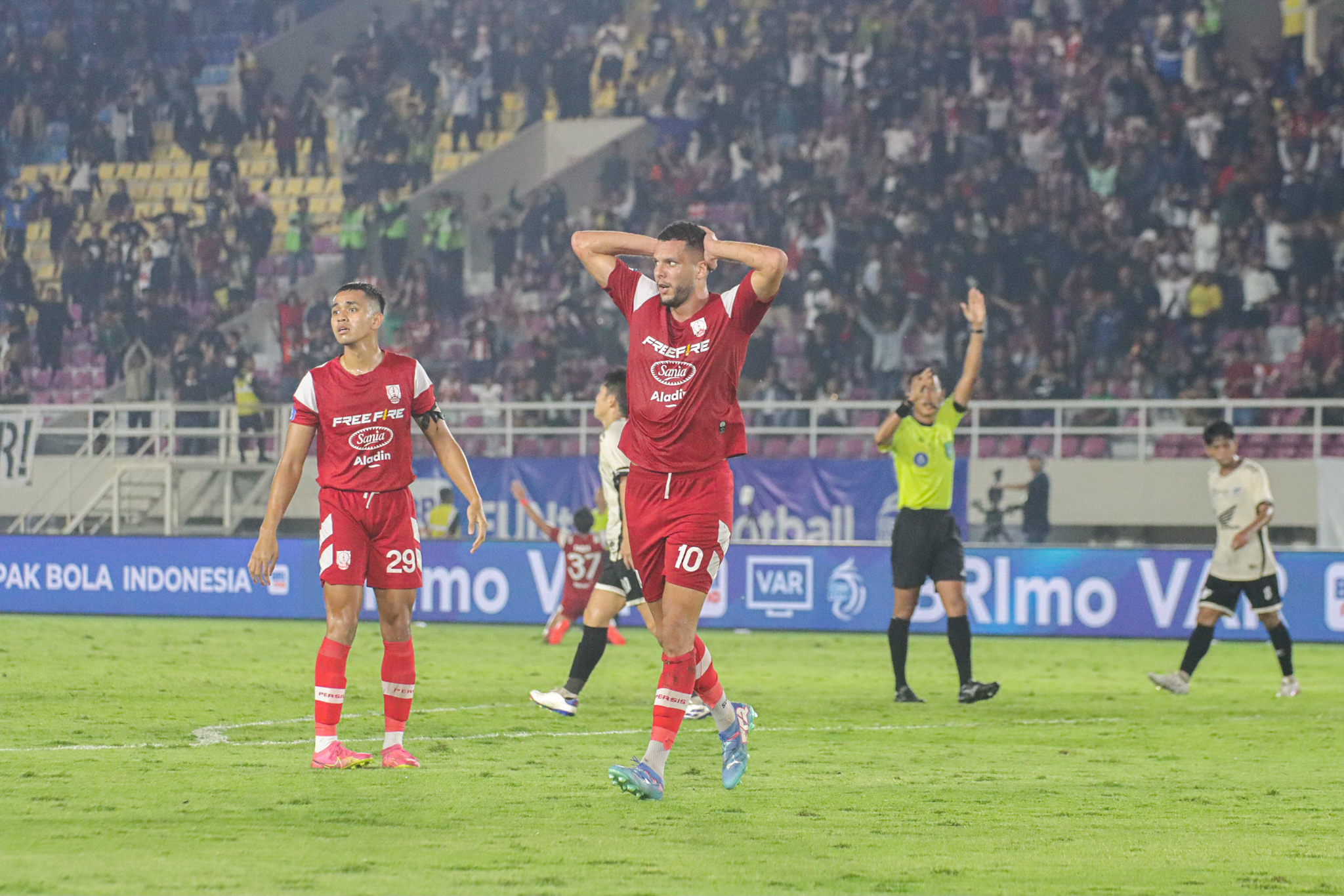 Gol Karim Rossi dianulir karena offside saat Persis Solo vs PSM Makassar.