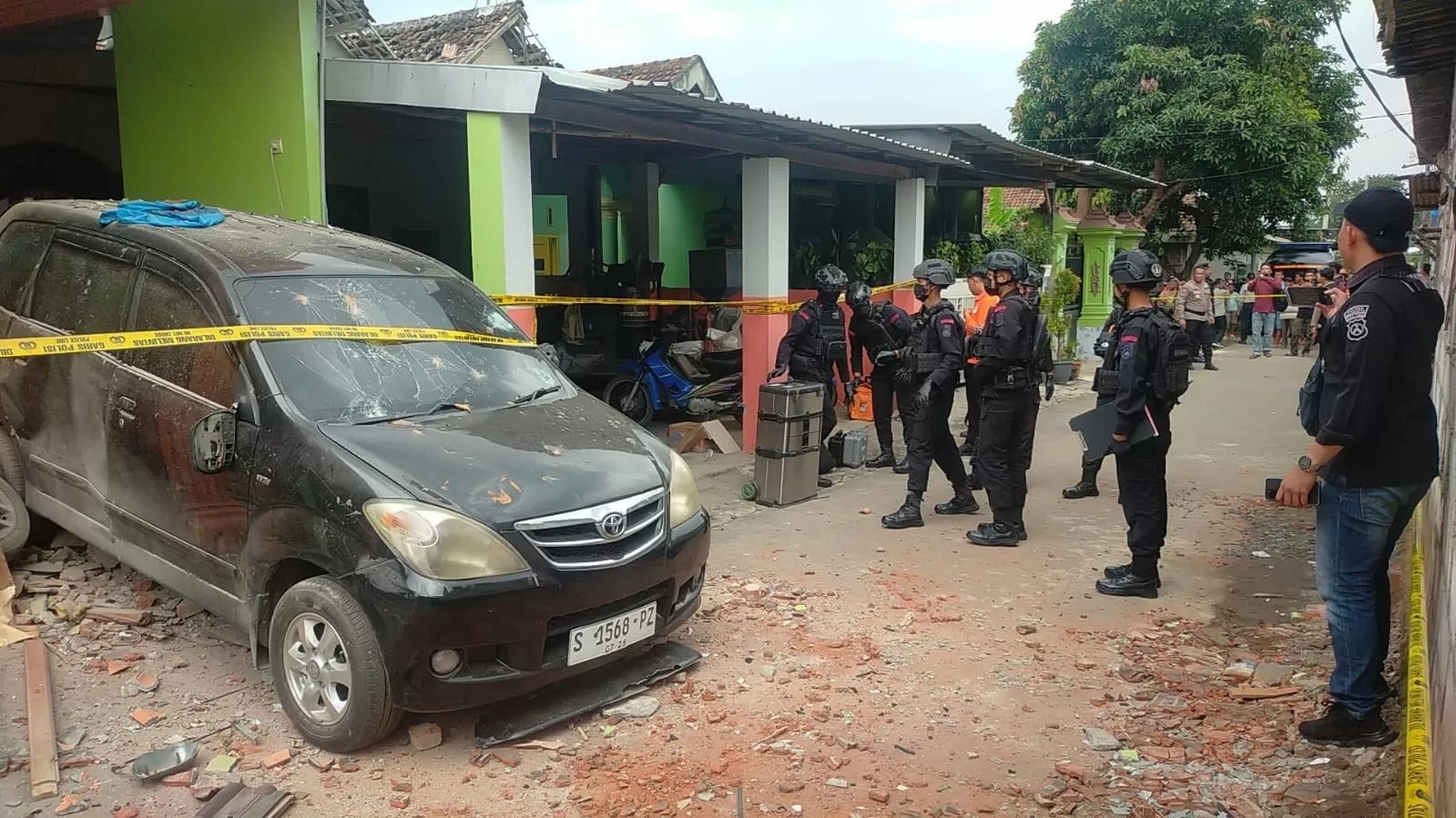 Tim Jihandak Brimob Polda Jatim dikerahkan ke lokasi ledakan di Dusun/Desa Sumolawang, Kecamatan Puri, Senin (13/1) siang.