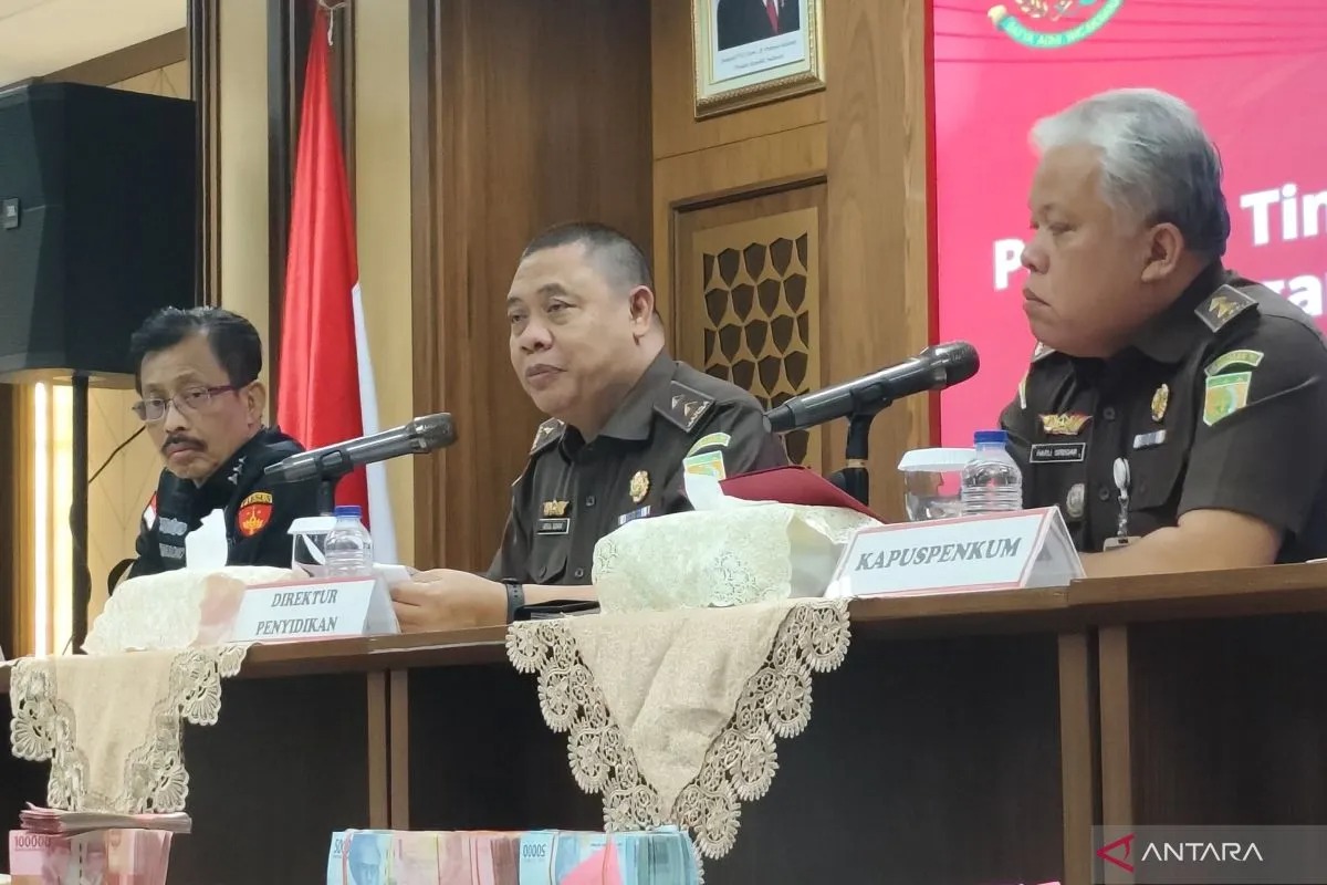 Direktur Penyidikan pada Jaksa Agung Muda Bidang Tindak Pidana Khusus (Jampidsus) Kejagung Abdul Qohar (tengah) berbicara dalam konferensi pers di Gedung Kejaksaan Agung, Jakarta, Selasa (14/1/2025)