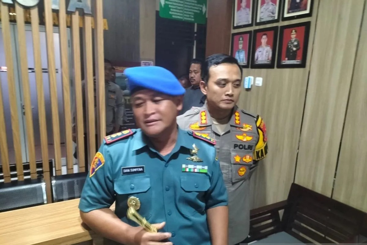 Danpomal Lantamal XIV Sorong Letkol Laut (PM) Dian Sumpena (kiri) dan Kapolresta Sorong Kombes Polisi Happy Perdana Yudianto di Mapolresta Sorong, Senin (13/1/2025) soal kasus pembunuhan Kesya Irena.
