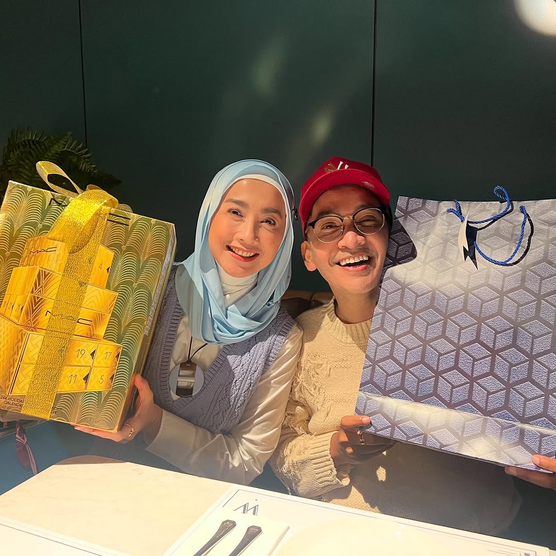 Ruben Onsu tukar Kado bersama Desy Ratnasari.