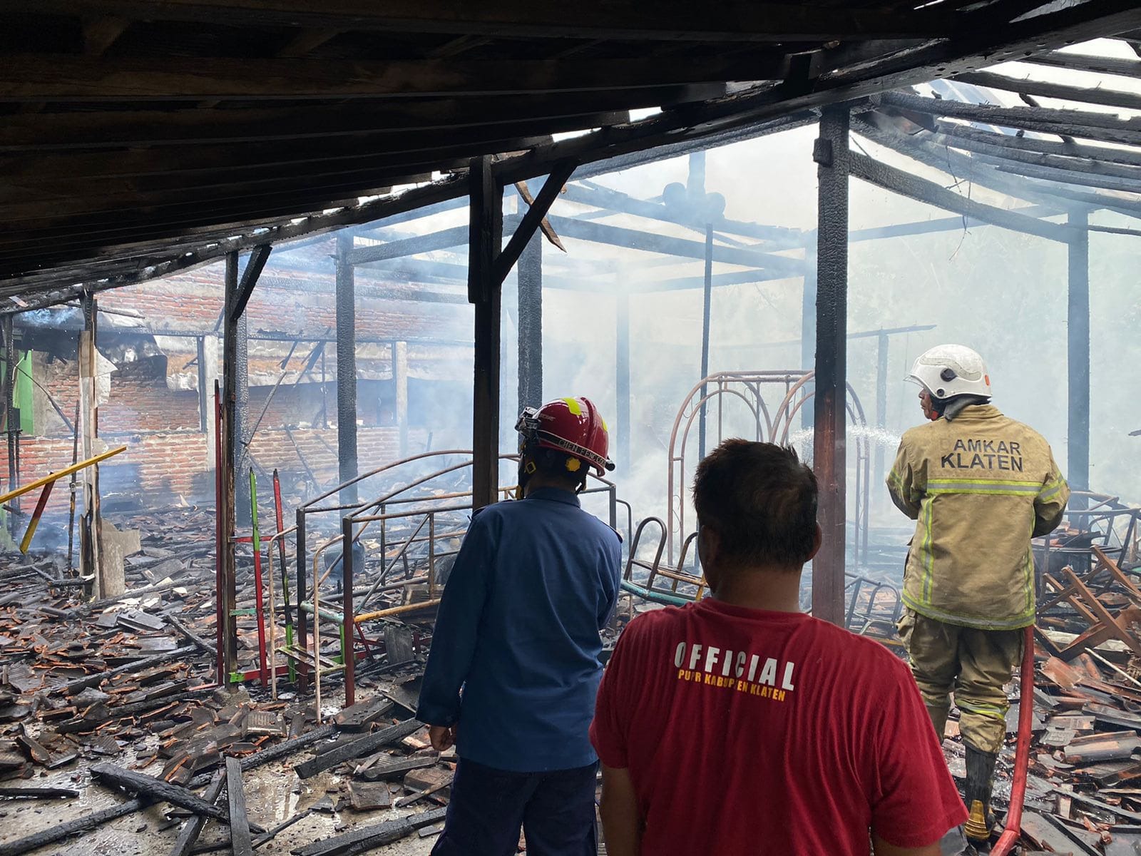 Proses penanganan kebakaran oleh Damkar Klaten dengan objek RA Harapan Bangsa di Desa Plosowangi, Kecamatan Cawas, Klaten