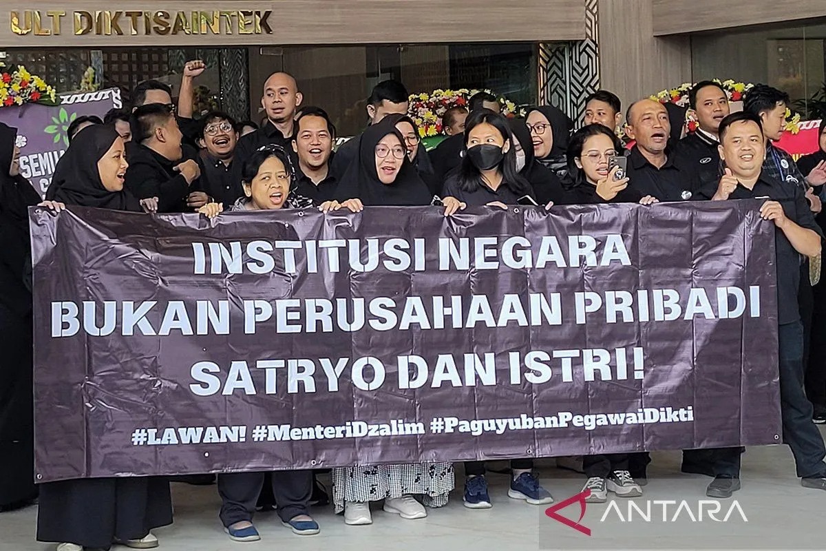 Demonstrasi atau aksi damai karyawan di kantor Kemendikti Saintek pada Senin (20/1/2025).