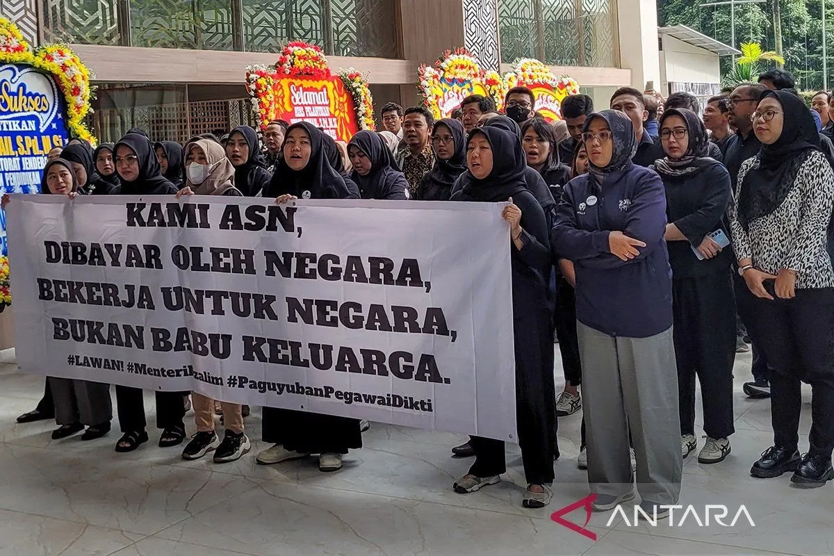 Demonstrasi atau aksi damai karyawan di kantor Kemendikti Saintek pada Senin (20/1/2025).