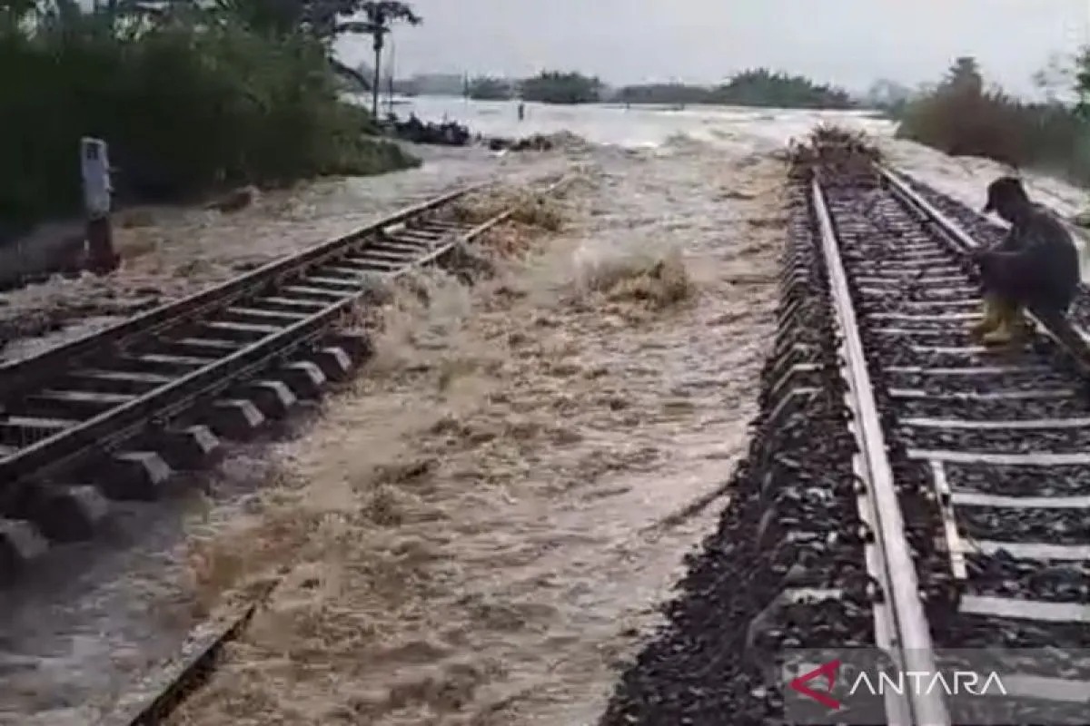 Foto hasil tangkapan layar menunjukkan kondisi jalur rel Kereta Api di Desa Kalongan, Kecamatan Purwodadi, Kabupaten Purwodadi, Jawa Tengah, tergenang banjir.
