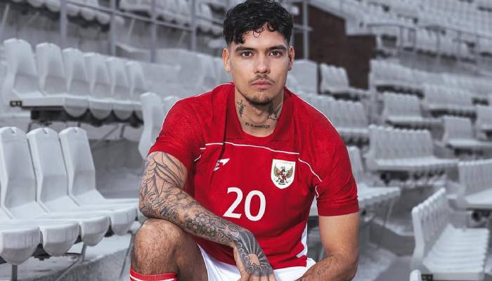Shayne Pattynama memakai jersey baru Timnas Indonesia Aparel Erspo.