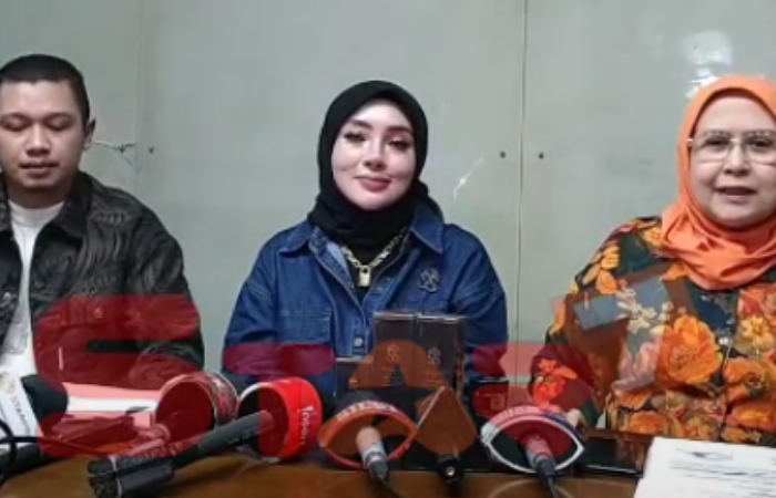 Elza Syarief dampingi Shella Saukia saat konferensi pers kasus Doktif.