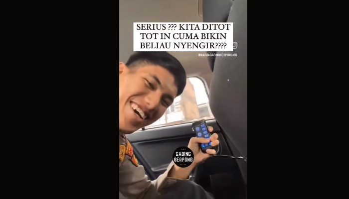 Oknum polisi nyengir saat bunyikan sirine di jalanan.