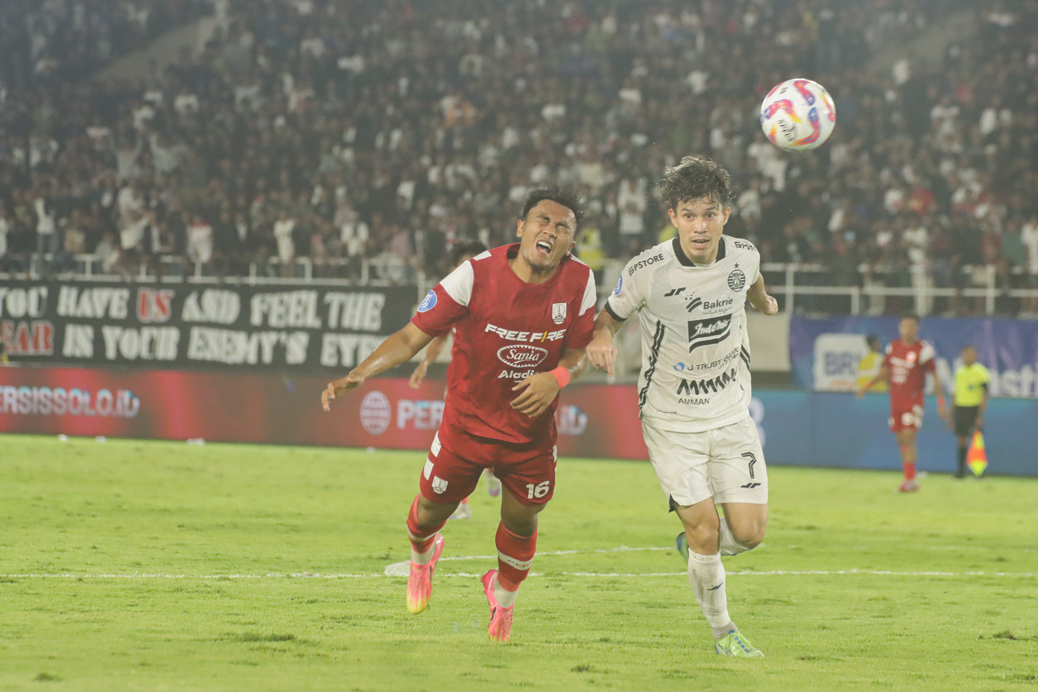 Rizky Dwi berebut bola udara dengan Ryo Matsumura.