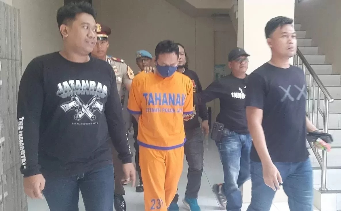 Rohmad Tri Hartanto, pelaku pembunuhan disertai mutilasi terhadap perempuan asal Blitar Uswatun Khasanah saat berada di Polda Jatim, Senin (27/1).