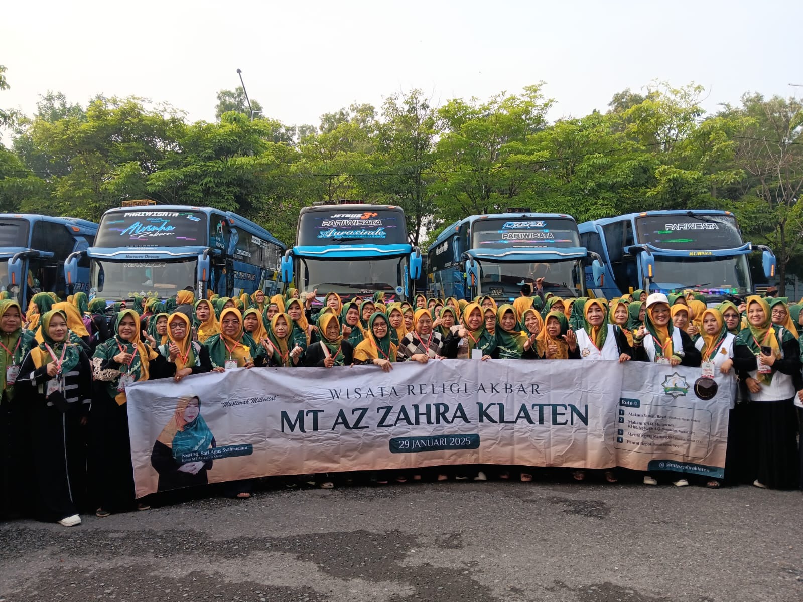 Ratusan muslimah Majlis Ta&rsquo;lim Az Zahra Klaten saat hendak berwisata religi di sejumlah makam para ulama dengan foto bersama di Terminal Ir. Soekarno Klaten