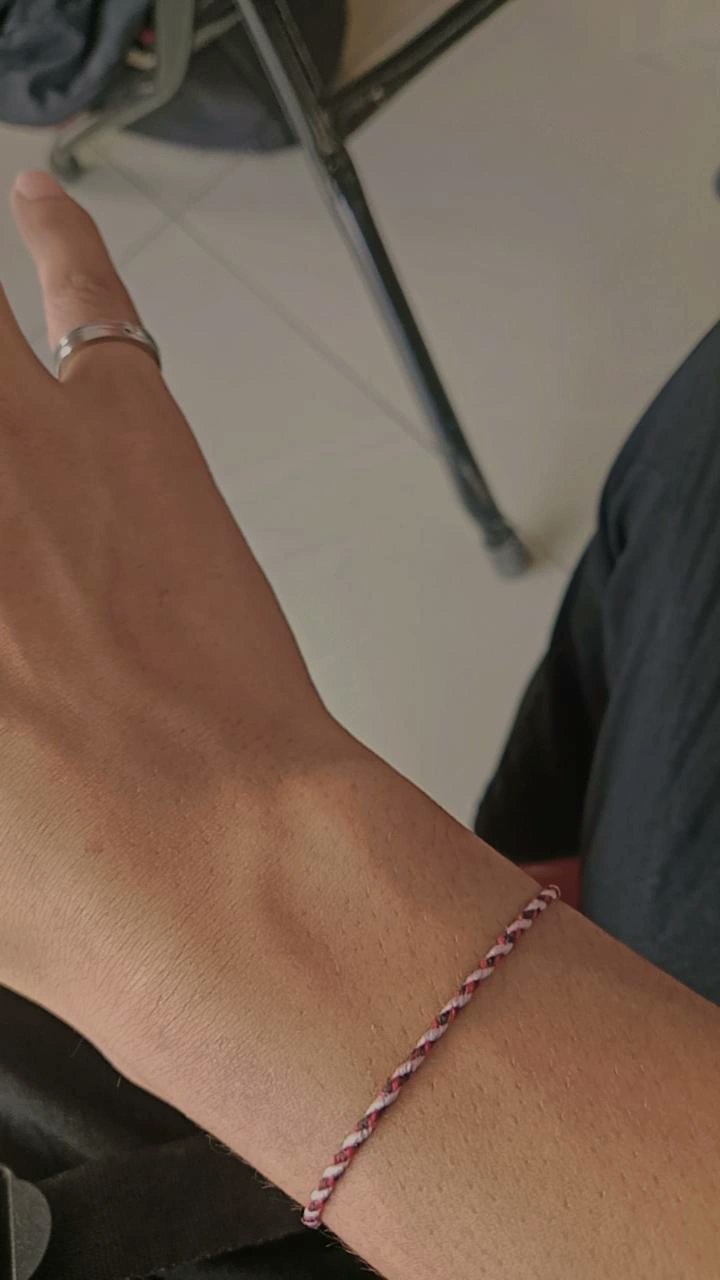 Ilustrasi gelang serupa gelang Tridatu.