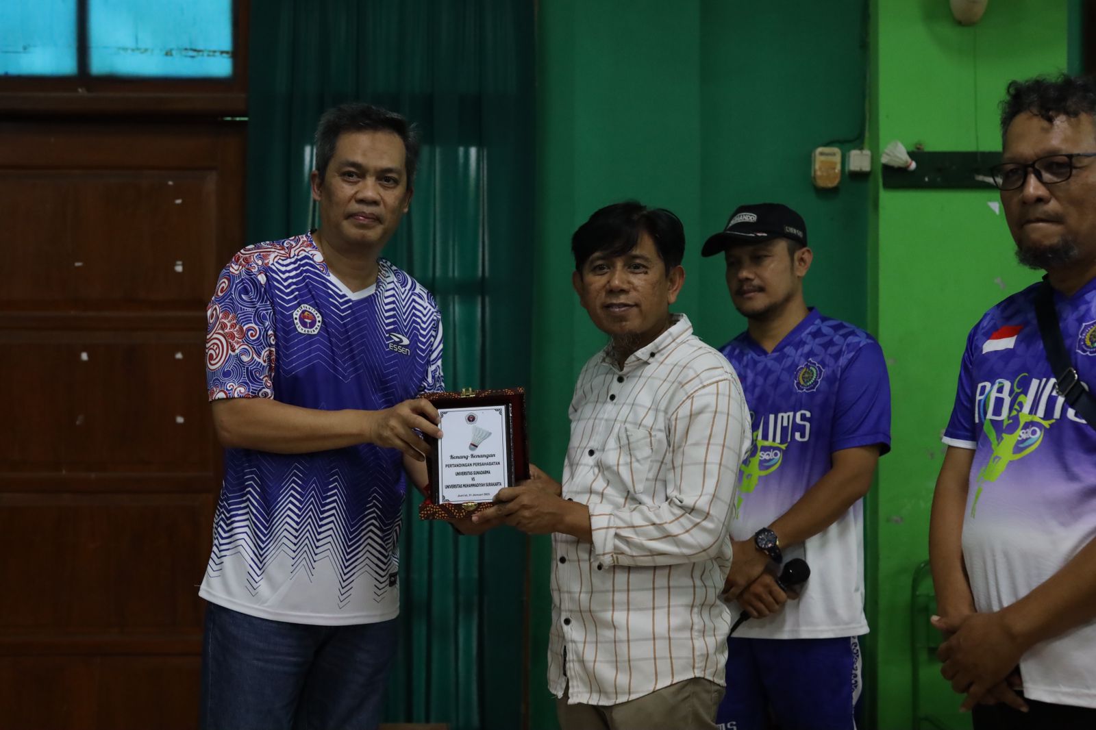 Aris Budi Setiawan (kiri) dan Em Sutrisna (kanan) saat bertukar cinderamata