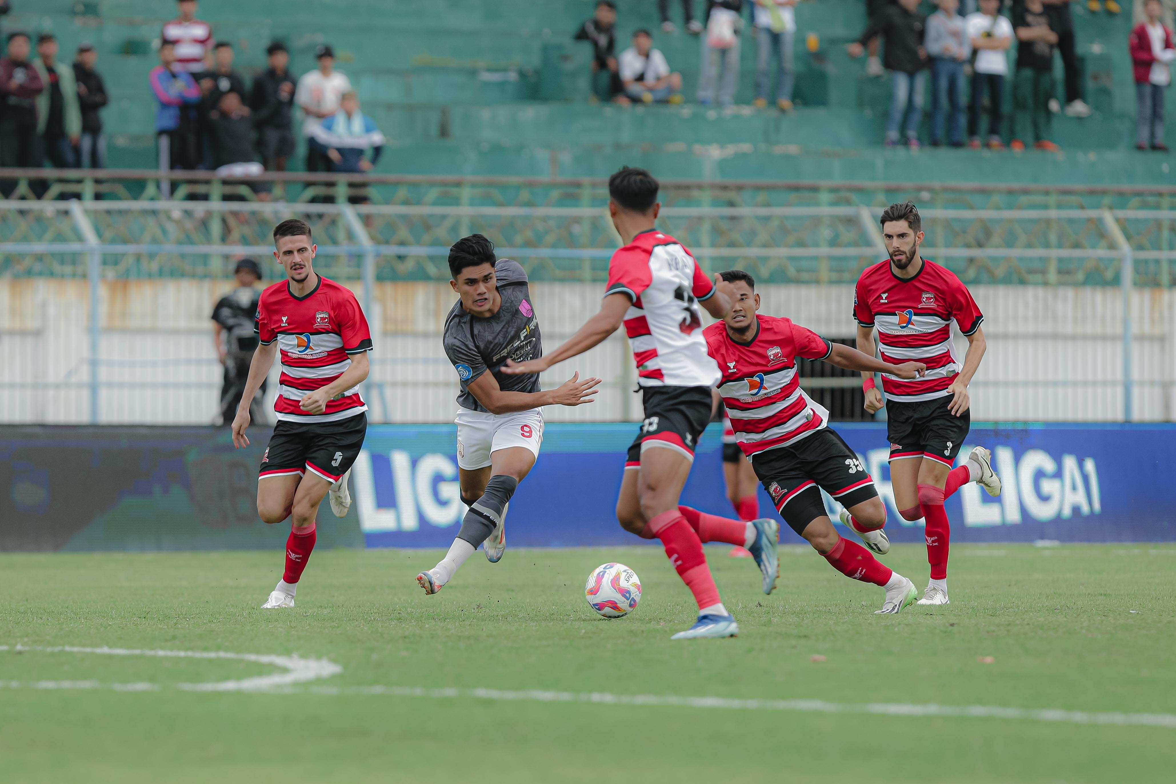 Ramadhan Sananta pemain Persis Solo saat dikepung oleh Pemain Madura United.