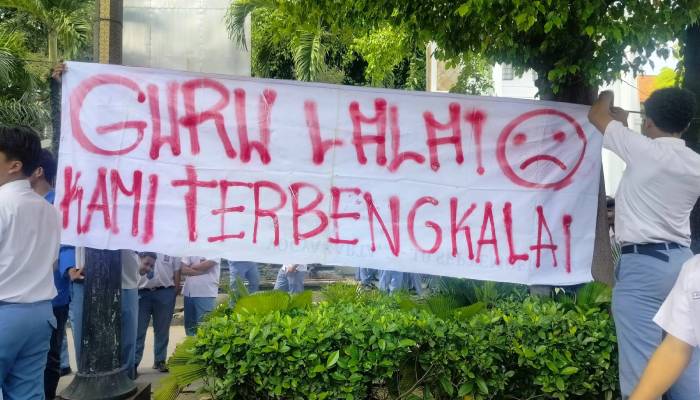 Siswa SMKN 2 Surakarta memasang baliho berisi sindiran karena mereka terancam tidak bisa mendaftar SNBP untuk melanjutkan ke perguruan tinggi, Senin (3/2/2025).