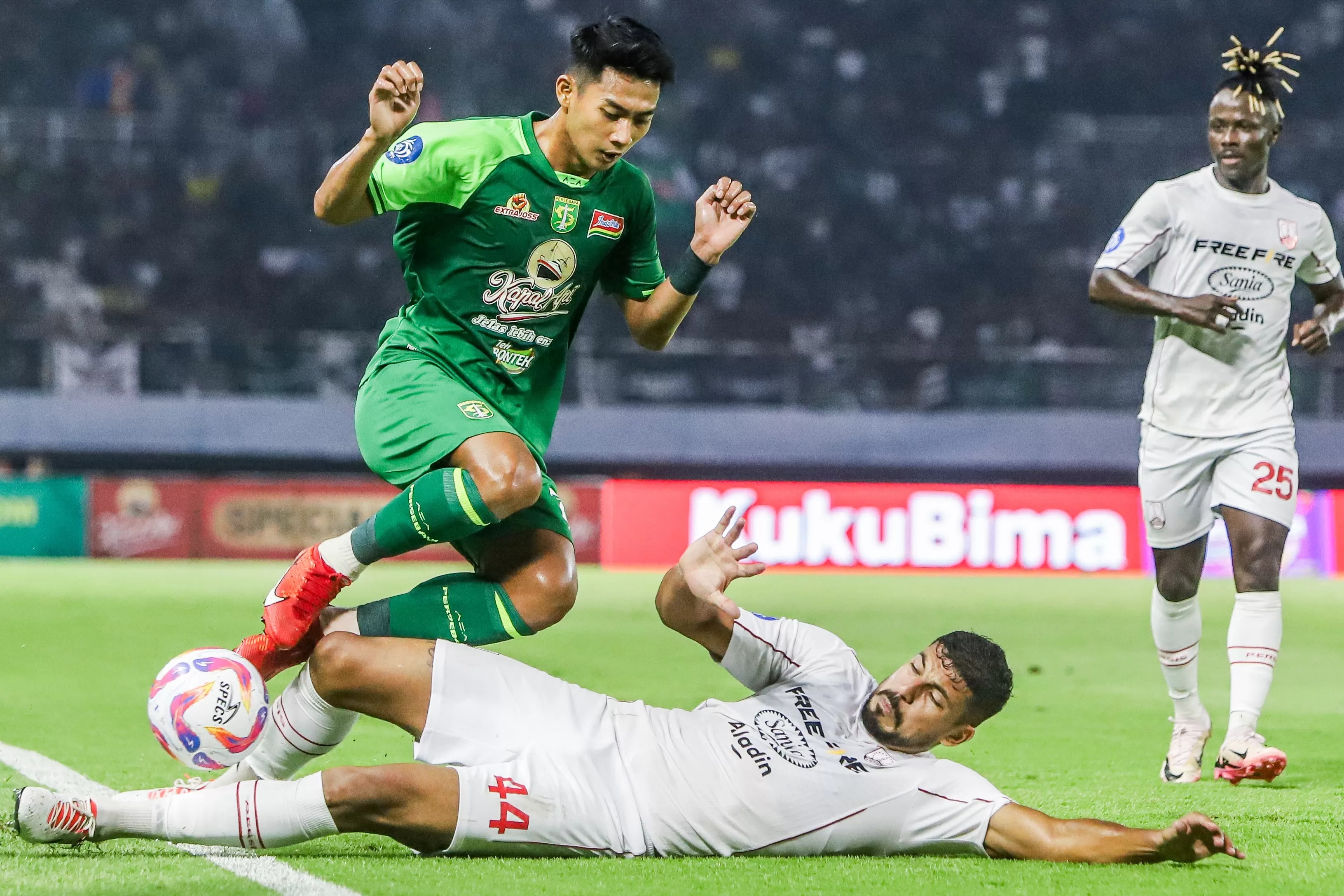 Laga Persebaya Surabaya melawan Persis Solo di Stadion Gelora Bung Tomo, Rabu malam (18/9/2024).