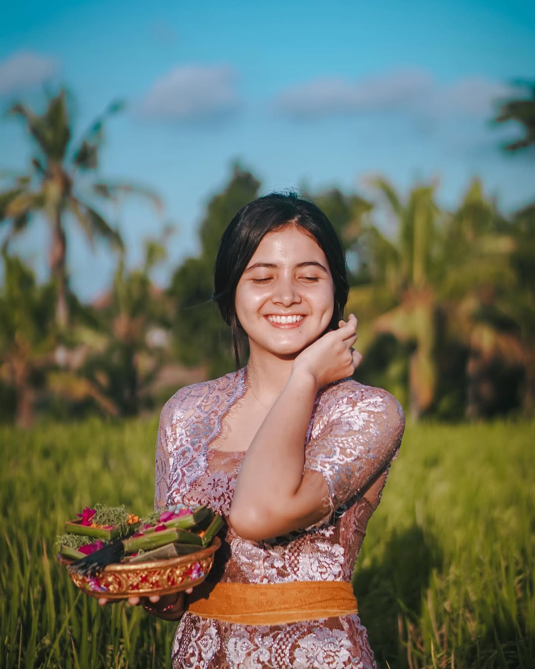 Bulan SUtena kenakan kebaya bali.