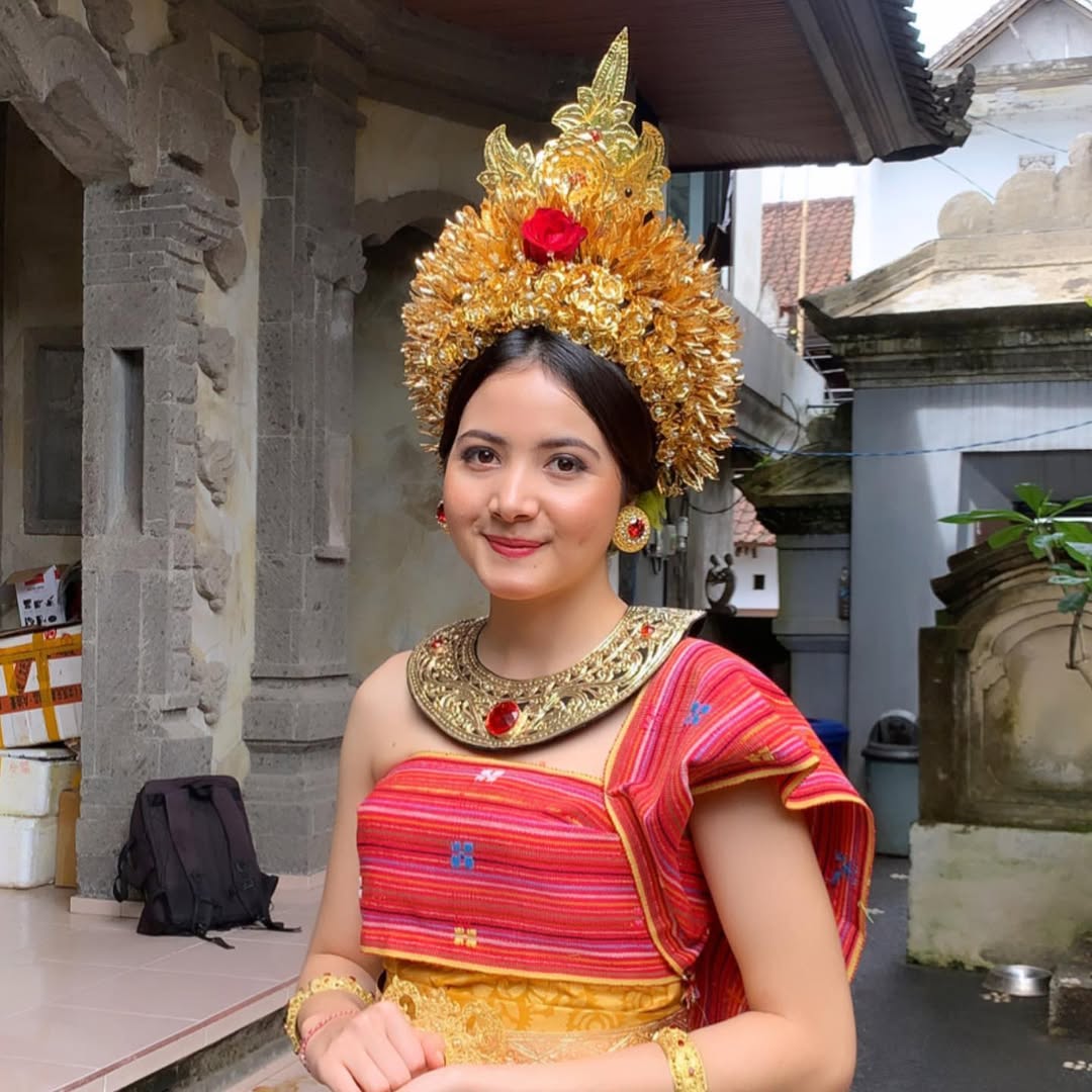 Bulan Sutena mengenakan pakaian adat bali.