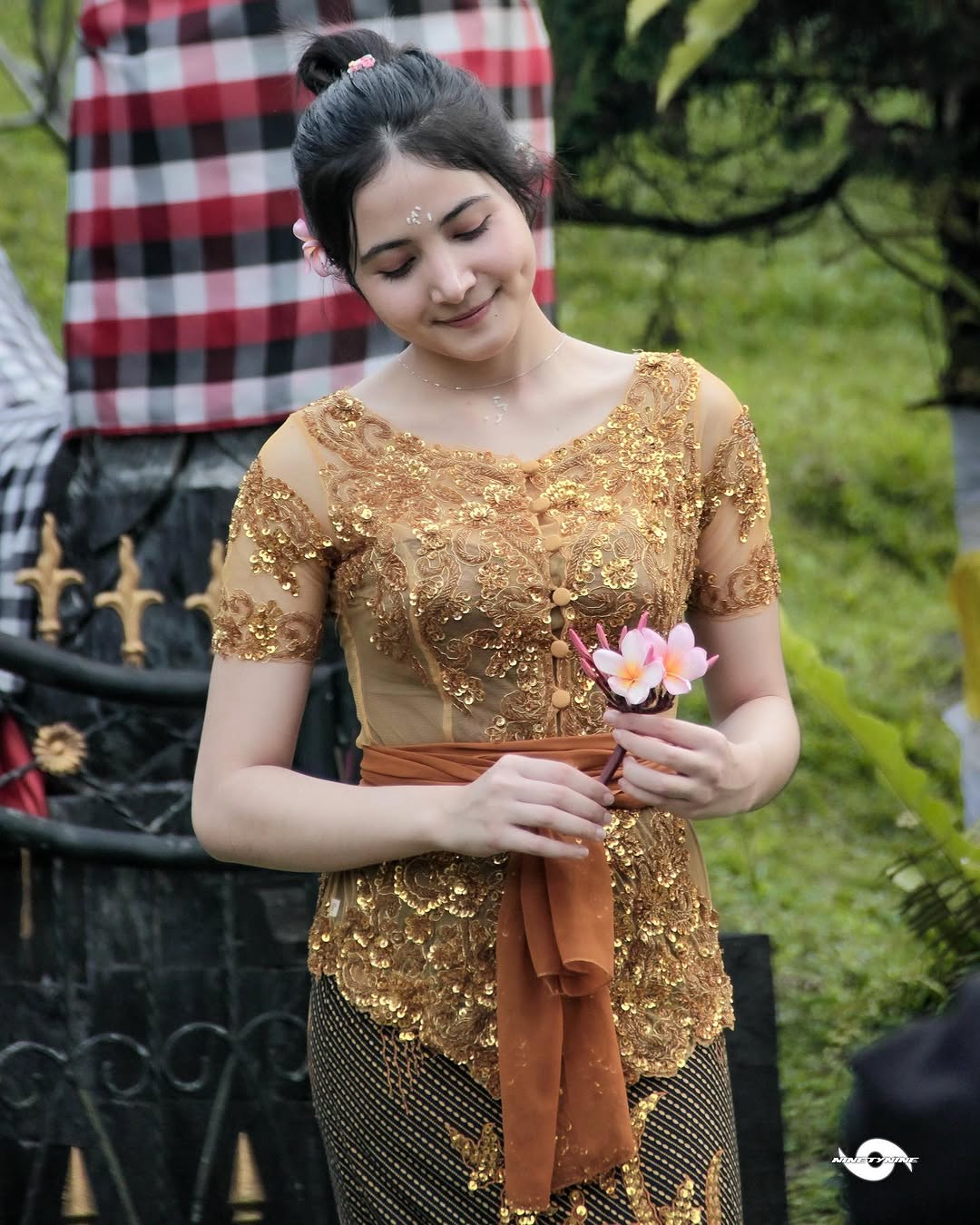 Kebaya Bali Bulan SUtena.