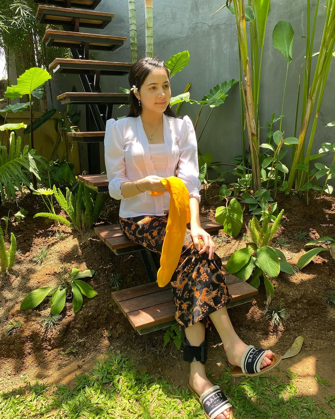 Bulan Sutena mengenakan kebaya bali.