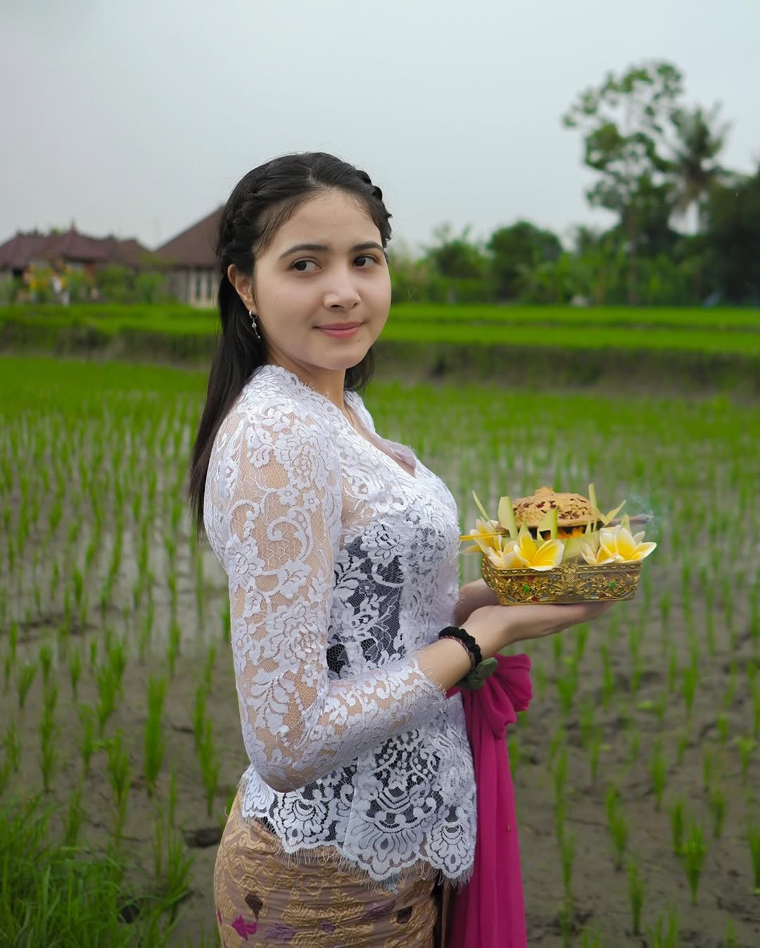Bulan Sutena kenakan kebaya putih.