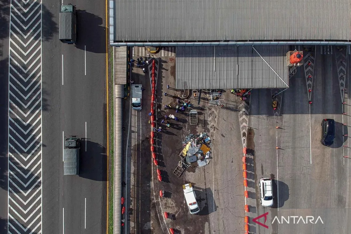 Gambar udara kecelakaan di Gerbang Tol Jagorawi-Ciawi 2.