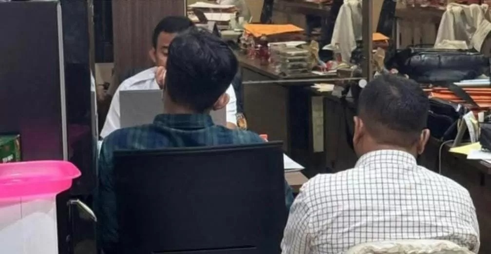 Diamankan: Ichlas Budhi Pratama (37) dan Viska Dhea Ramadhani saat diamankan oleh anggota Satreskrim Polres Gresik atas dugaan kekerasan dalam rumah tangga dan perzinaan.