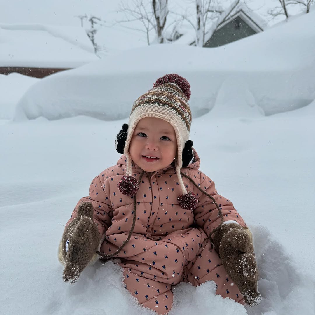 Kamari Sky Wassink bermain salju di Jepang.
