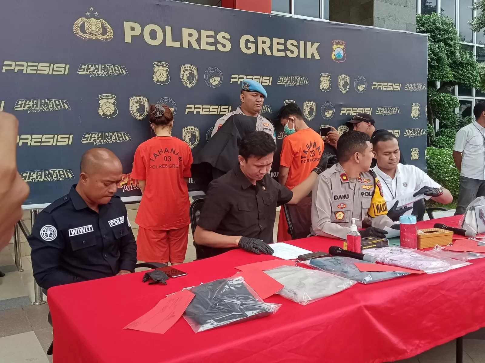 DIAMANKAN : Kedua tersangka Ichlas Budhi Pratama dan Viska Dhea Ramadhani sat diamankan di Mapolres Gresik.