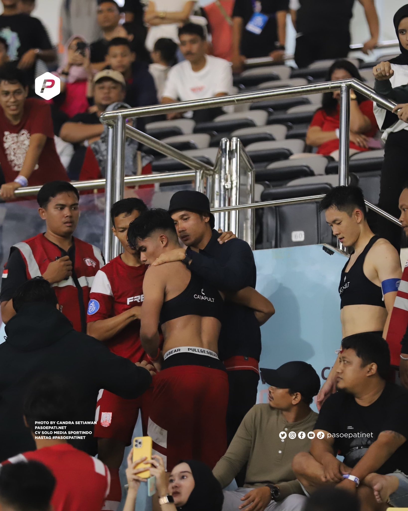 Momen Sananta, Eky Taufik dan Sutanto yang menghampiri Rian Miziar usai memastikan kemenangan melawan Persebaya