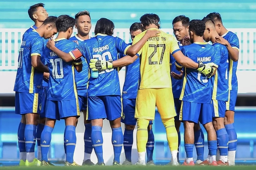 Skuad PSIM Yogyakarta berdoasebelum pertandingan.