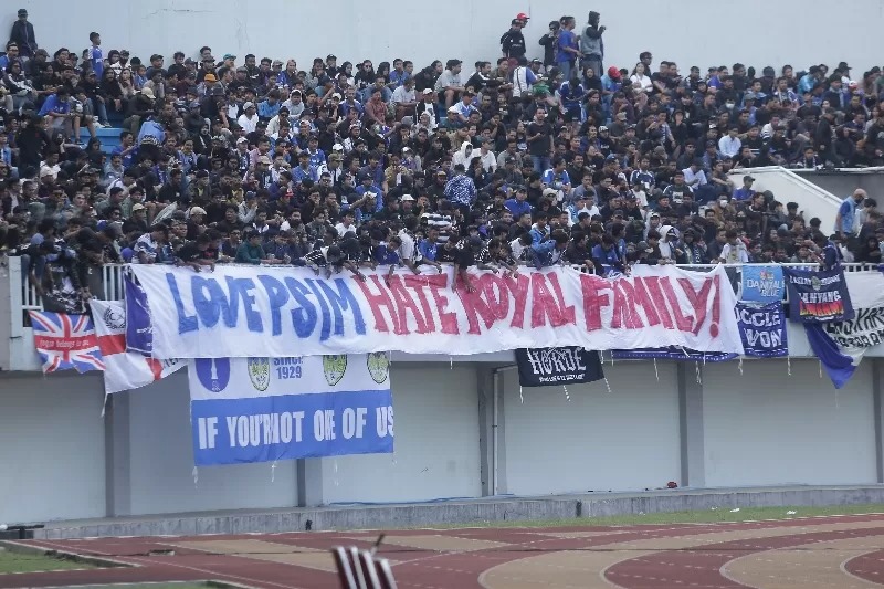 Pendukung memberikan semangat saat PSIM Jogja menjadi Bekasi City di Stadion Mandala Krida Jogja (11/9).