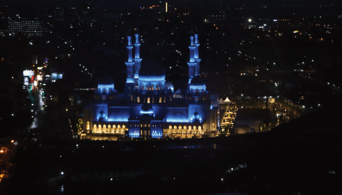 Suasana malam di Masjid Sheikh Zayed Solo yang digunakan  untuk acara