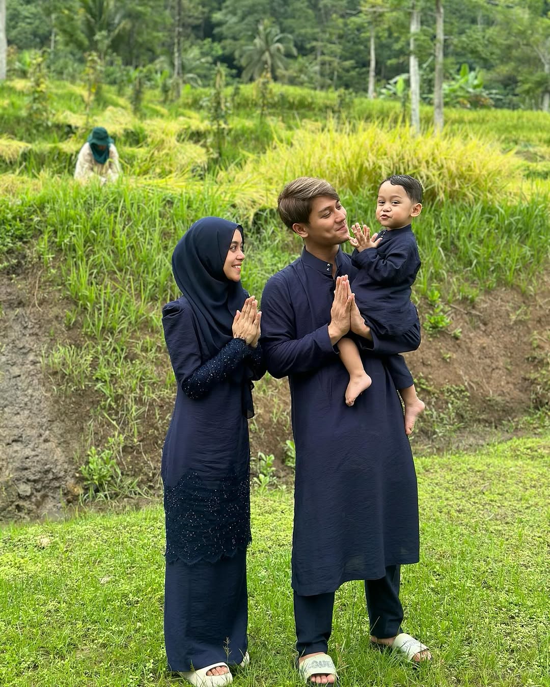 Outfit lebaran ala keluarga Lesti Kejora dan Rizky Billar.