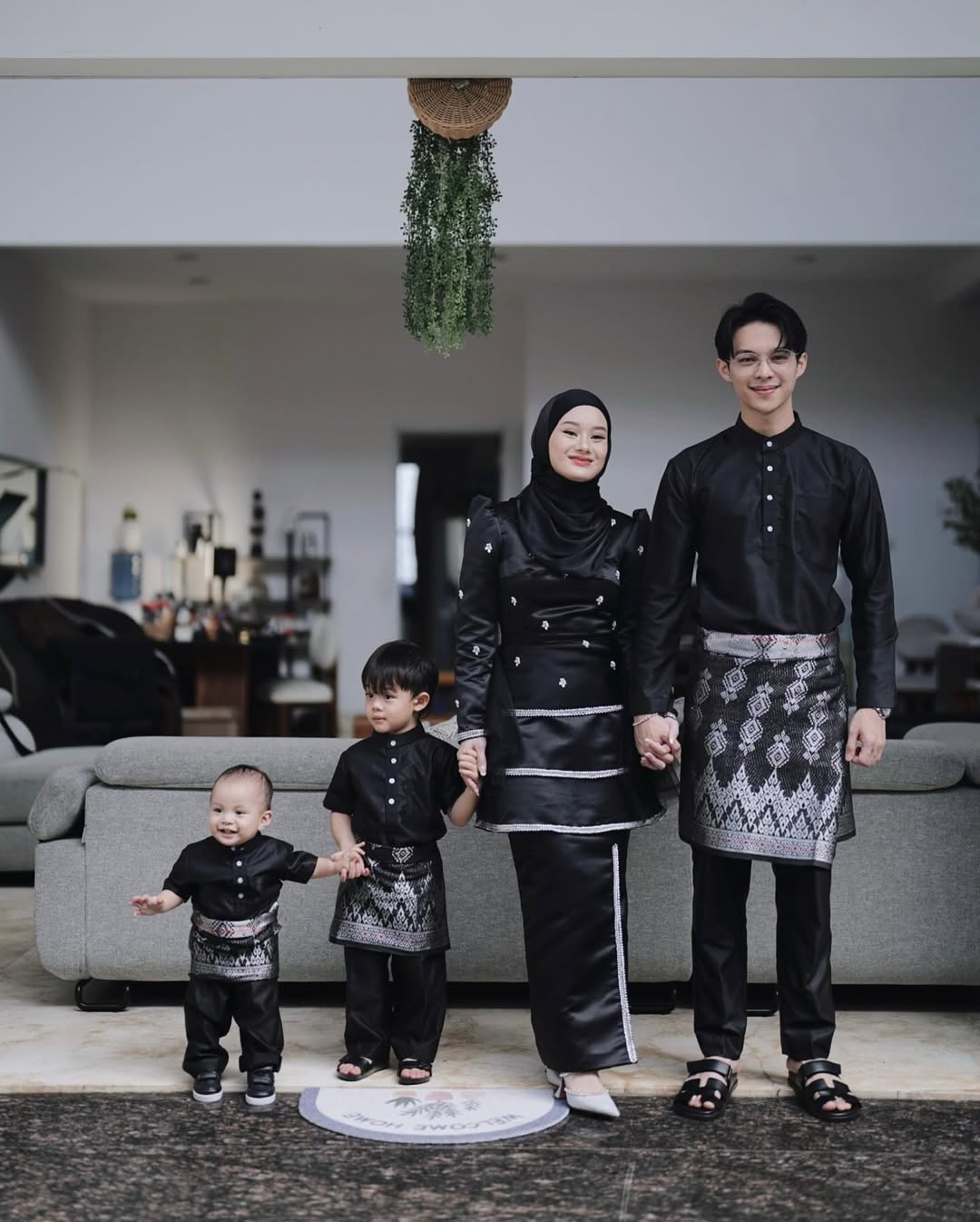 outfit lebaran ala keluarga Dinda Haw dan Rey Mbayang.