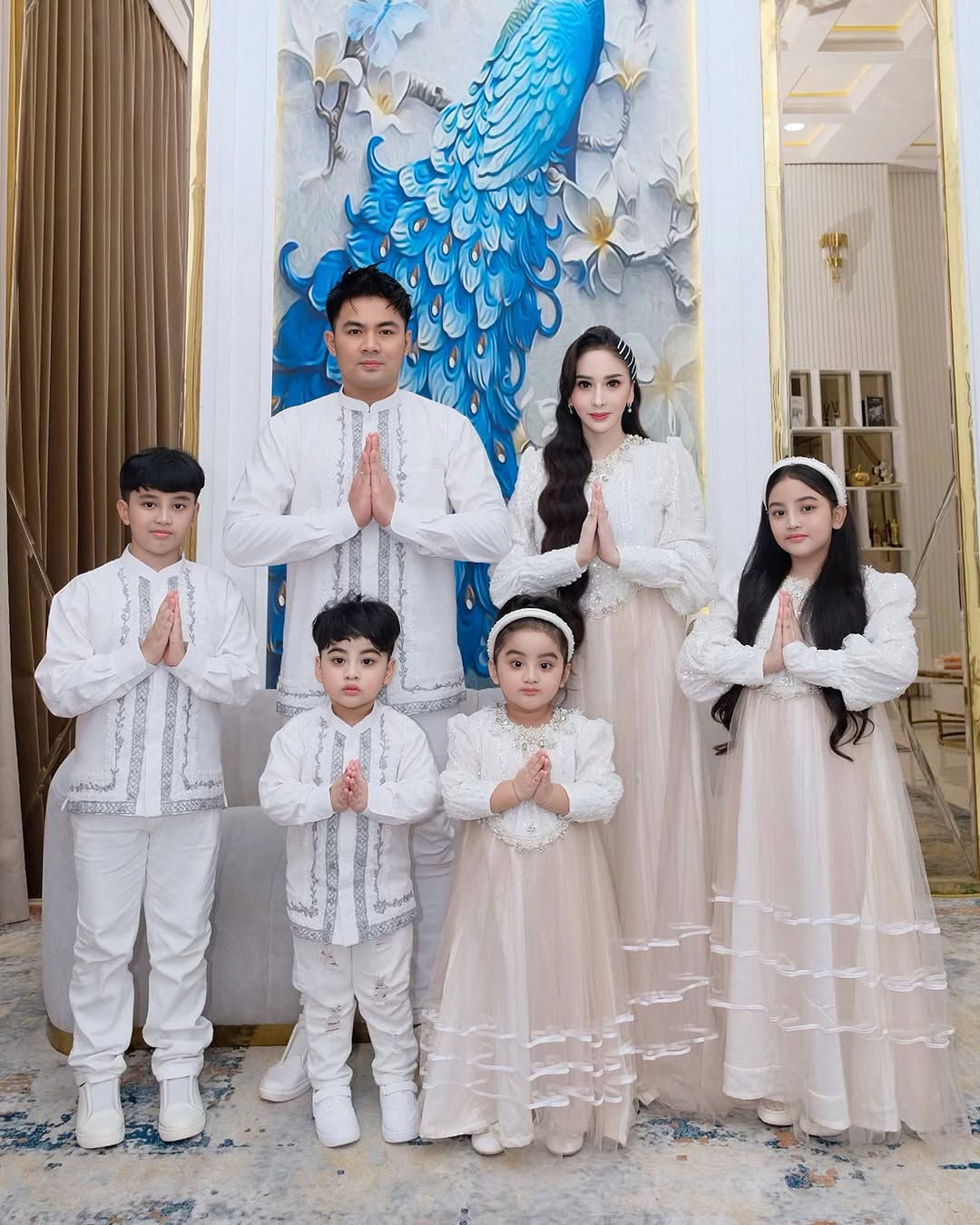 Ispirasi outfit couple untuk lebaran 2025: lebaran 2024 keluarga Apris Devita.