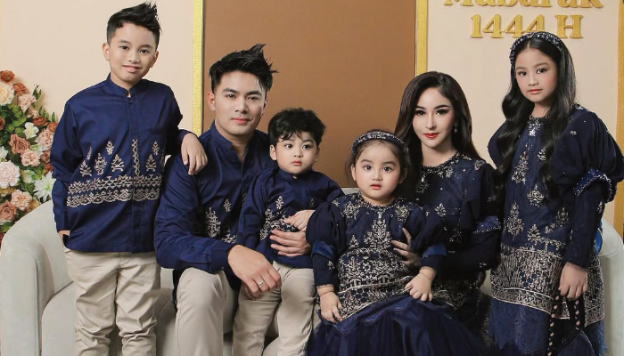 Ispirasi outfit couple untuk lebaran 2025: lebaran 2024 keluarga Apris Devita.