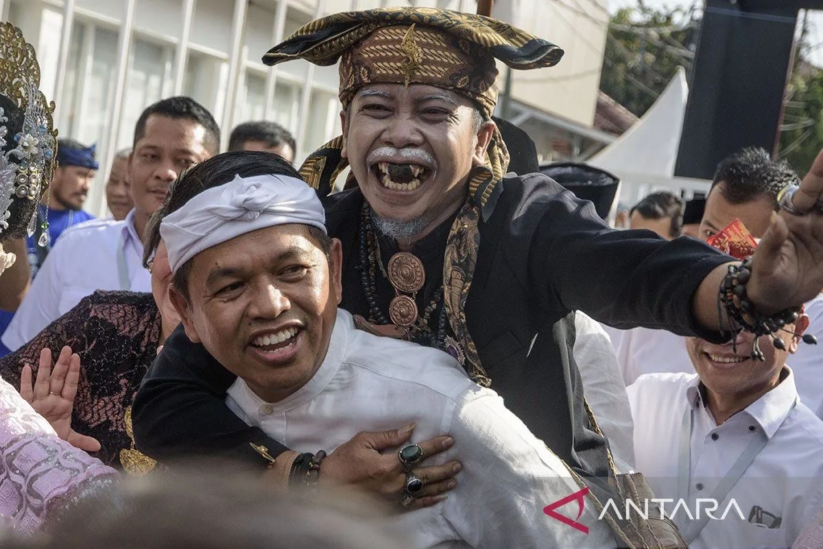 Bakal calon Gubernur Jawa Barat Dedi Mulyadi (tengah) menggendong seniman Longser saat pendaftaran di Kantor KPU Jawa Barat, Bandung, Selasa (27/8/2024).