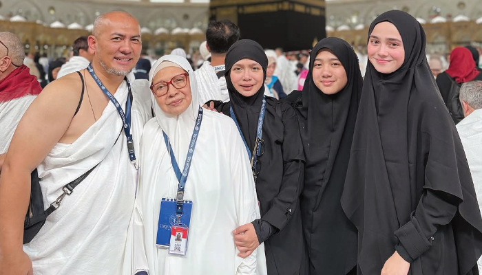 Syifa Hadju kenakan pakaian serba hitam saat umrah.
