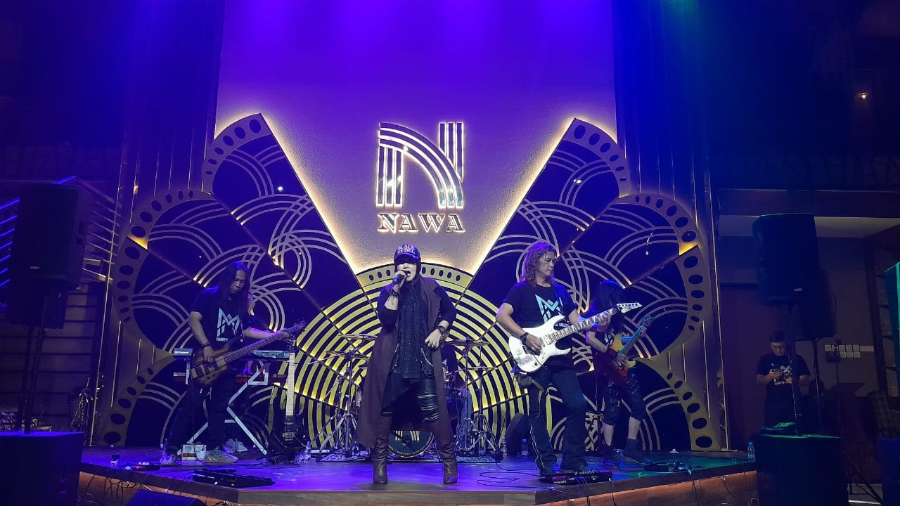 Lady Rock Mel Shandy tampil energik di Nawa Bistro Solo, kemarin malam (25/2/2025)