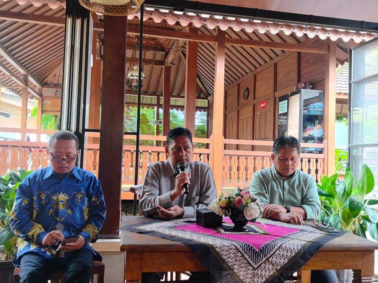 Dari kiri Dekan FEB UMS Anton Agus Setyawan, Jati Waskito, dan Muzakar Isa dalam jumpa pers pengukuhan guru besar baru FEB UMS, kemarin (24/2).