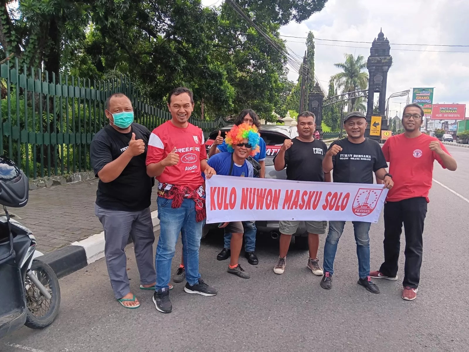 Pasoepati menyambut perjalanan suporter PSIM Jogja di Prambanan