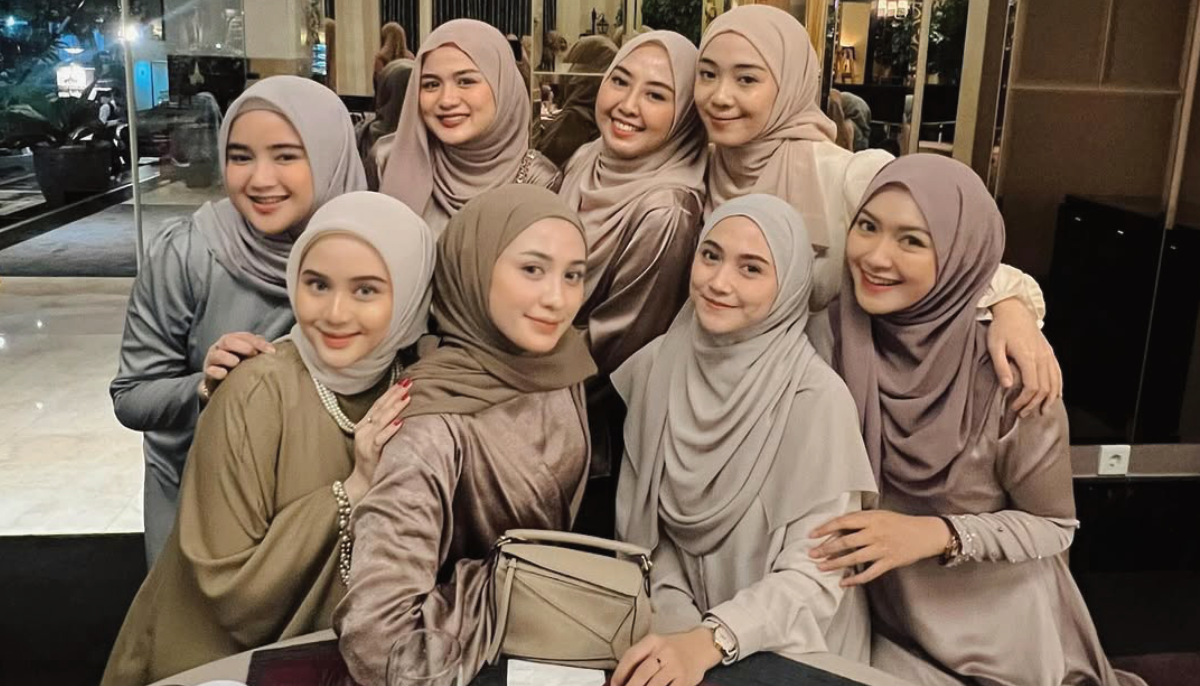 Kebersamaan Seleb TikTok  Alifia Fitri saat mengenakan pakaian earth tone.