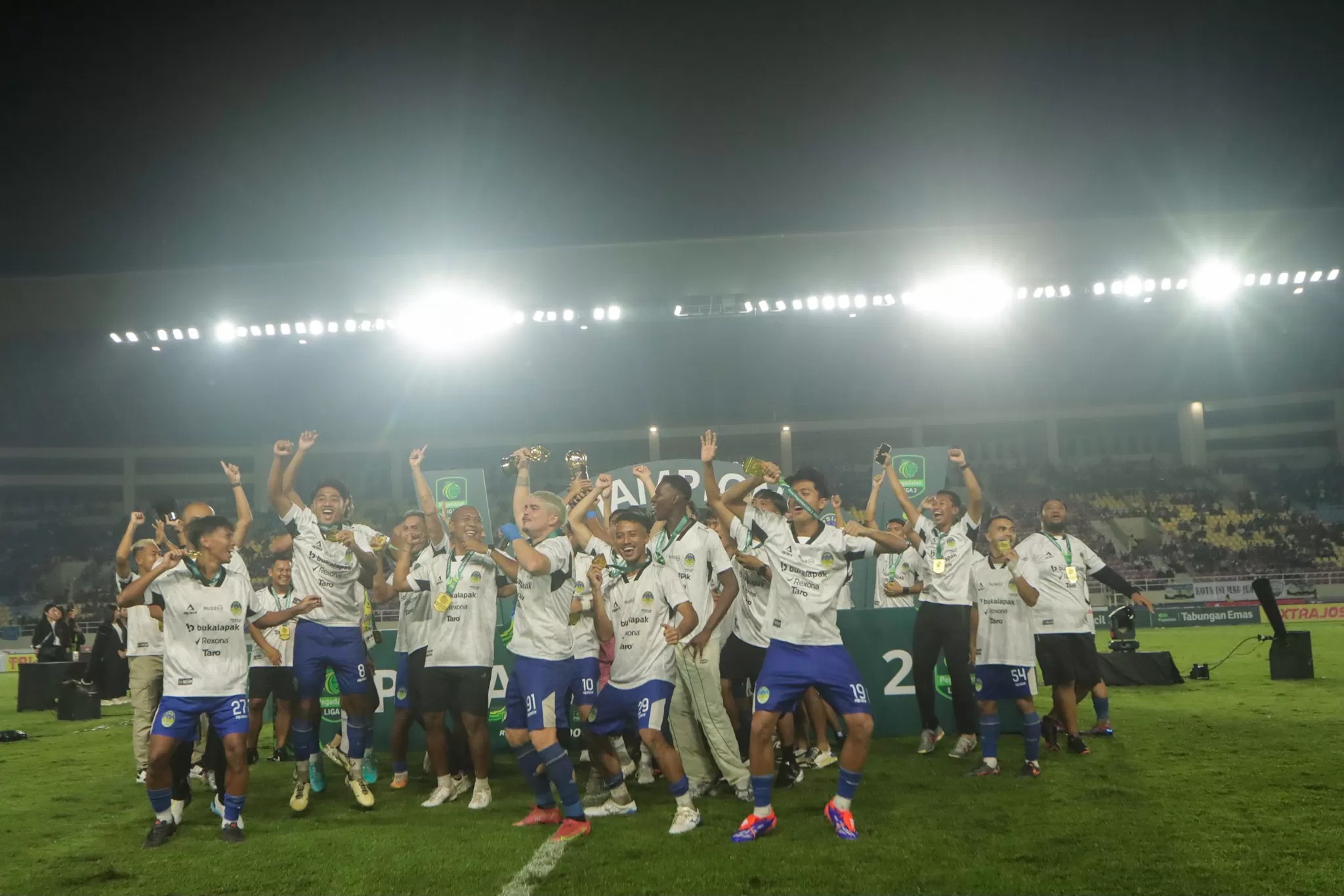 Pemain PSIM Jogja merayakan juara Pegadaian Liga 2 yang baru didapatnya usai kalahkan Bhayangkara FC di Stadion Manahan.
