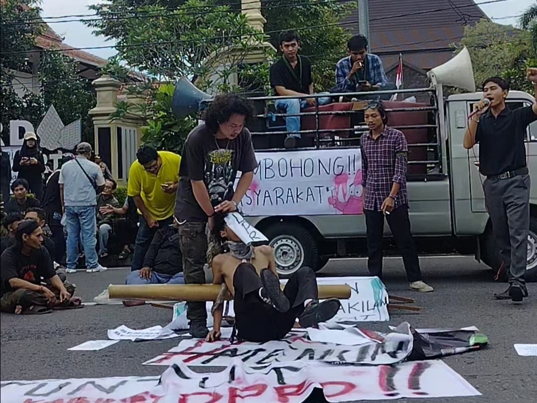 Aksi demonstrasi sejumlah mahasiswa dan elemen masyarakat di depan gedung DPRD Solo, Kamis sore (27/2).