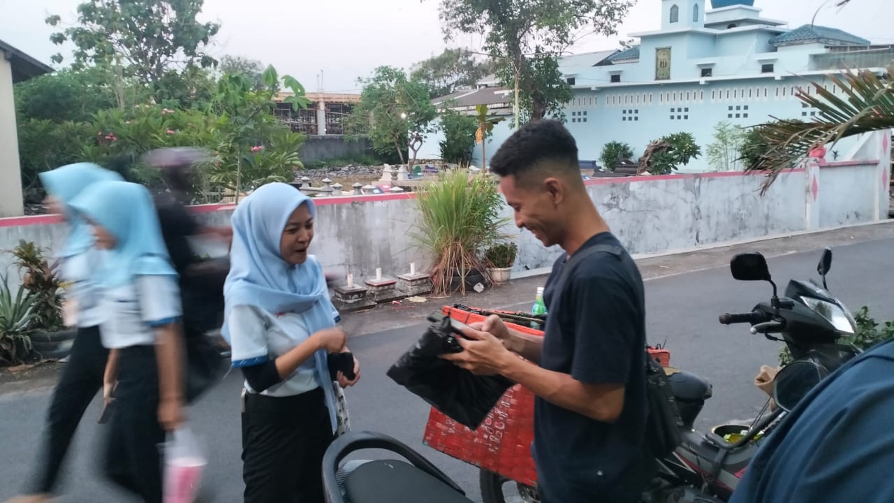 Dampak ditutupnya PT Sritex juga berimbas ke sektor lain, salah satunya jasa pengiriman paket.