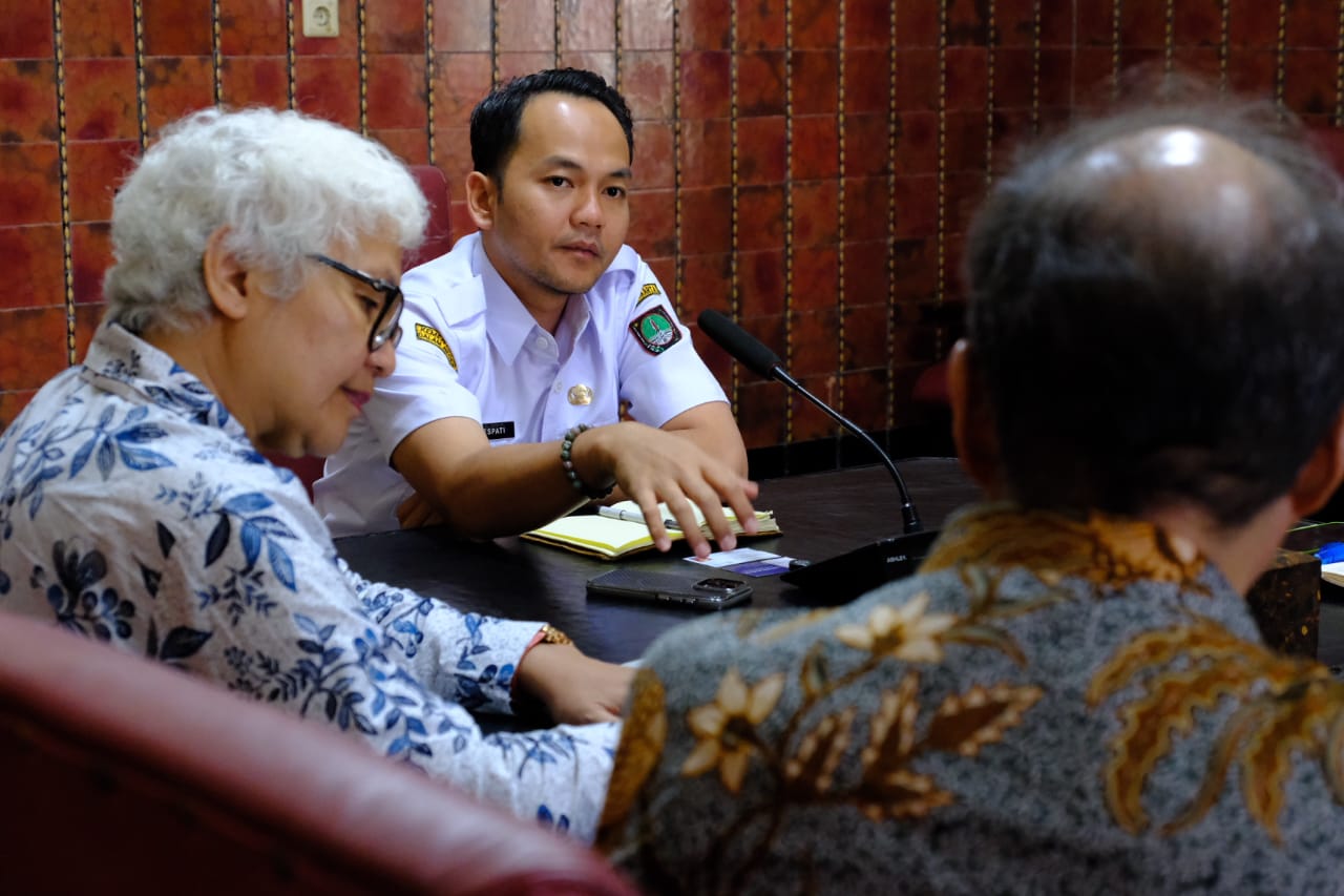 Walikota Solo Respati Ardi menerima tamu membahas kajian pemanfaatan transportasi publik menggunakan kendaraan bertenaga listrik.