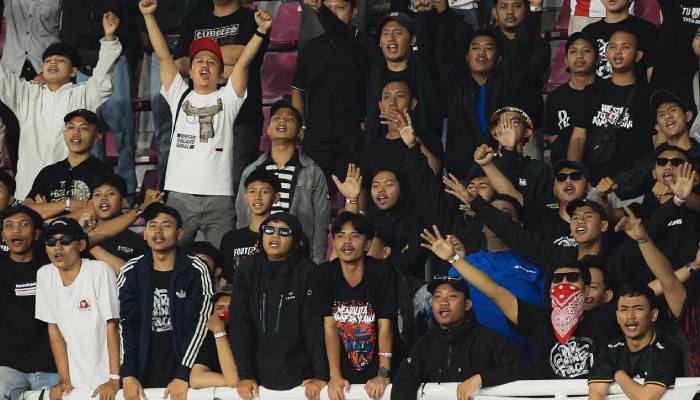 Suporter Persis Solo mendukung tim kebanggaannya di Stadion Manahan, dalam laga lanjutan Liga 1.