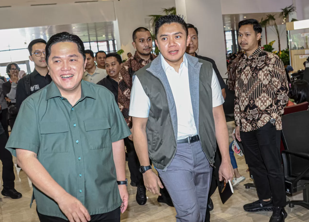 Menteri BUMN Erick Thohir (kiri) dan Sekretaris Kabinet Teddy Indra Wijaya meninjau masjid saat meninjau Umroh Lounge di Terminal 2F, Bandara Soekarno-Hatta, Tangerang, Sabtu (1/3/2025)